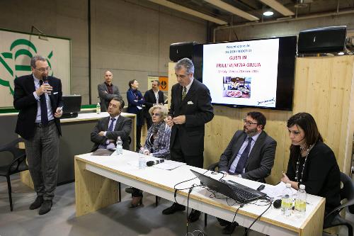 Sergio Bolzonello (Vicepresidente Regione FVG e assessore Risorse agricole) nello stand del Friuli Venezia Giulia al quarantanovesimo Vinitaly - Verona 23/03/2015