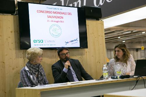 Michele Bregant (Direttore TurismoFVG) presenta il Concorso mondiale del Sauvignon (Villa di Toppo Florio di Buttrio dal 21 al 24 maggio 2015) nello stand del Friuli Venezia Giulia al quarantanovesimo Vinitaly - Verona 23/03/2015