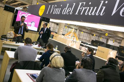 Sergio Bolzonello (Vicepresidente Regione FVG e assessore Risorse agricole) nello stand del Friuli Venezia Giulia al quarantanovesimo Vinitaly - Verona 23/03/2015