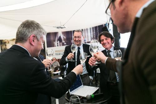 Sergio Bolzonello (Vicepresidente Regione FVG e assessore Risorse agricole) visita gli stand dei produttori del Friuli Venezia Giulia al quarantanovesimo Vinitaly - Verona 23/03/2015