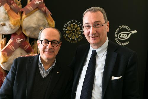 Sergio Bolzonello (Vicepresidente Regione FVG e assessore Risorse agricole) visita gli stand dei produttori del Friuli Venezia Giulia al quarantanovesimo Vinitaly - Verona 23/03/2015