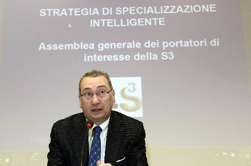 Sergio Bolzonello (Vicepresidente Regione FVG e assessore Attività produttive, Commercio, Cooperazione, Risorse agricole e forestali) all'assemblea dei portatori di interesse in merito alla Strategia di Specializzazione intelligente (S3: Smart Specialisation Strategy) per il FVG, nell'Auditorium della Regione FVG - Udine 26/03/2015