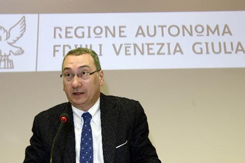 Sergio Bolzonello (Vicepresidente Regione FVG e assessore Attività produttive, Commercio, Cooperazione, Risorse agricole e forestali) all'assemblea dei portatori di interesse in merito alla Strategia di Specializzazione intelligente (S3: Smart Specialisation Strategy) per il FVG, nell'Auditorium della Regione FVG - Udine 26/03/2015