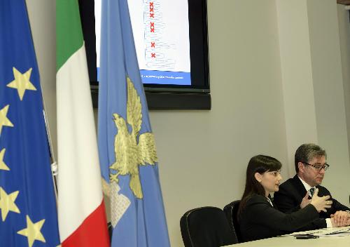 Debora Serracchiani (Presidente Regione Friuli Venezia Giulia) e Francesco Peroni (Assessore regionale Finanze, Patrimonio, Coordinamento e Programmazione Politiche economiche e comunitarie) in una foto d'archivio
