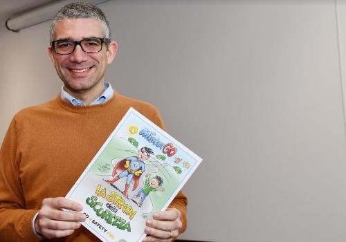 L’assessore alle Autonomie locali e alla Sicurezza Pierpaolo Roberti regge in mano il fumetto "Mister Go".
