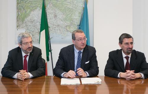 Sergio Bolzonello (Vicepresidente Regione FVG e assessore Attività produttive, Commercio, Cooperazione, Risorse agricole e forestali) tra i sindaci Furio Honsell (Udine) e Andrea Carli (Maniago) alla sottoscrizione delle Convenzioni con i Comuni di Udine e Maniago per l'erogazione dei fondi a valere sul Bando dei Piani Integrati di Sviluppo Urbano Sostenibile (PISUS) - Udine 09/04/2015