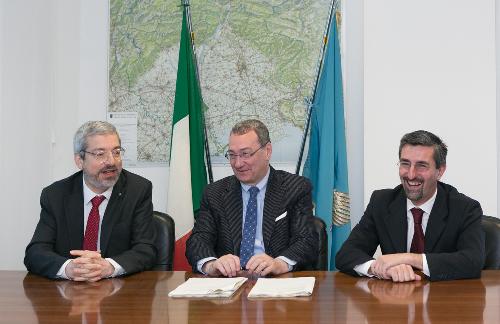 Sergio Bolzonello (Vicepresidente Regione FVG e assessore Attività produttive, Commercio, Cooperazione, Risorse agricole e forestali) tra i sindaci Furio Honsell (Udine) e Andrea Carli (Maniago) alla sottoscrizione delle Convenzioni con i Comuni di Udine e Maniago per l'erogazione dei fondi a valere sul Bando dei Piani Integrati di Sviluppo Urbano Sostenibile (PISUS) - Udine 09/04/2015