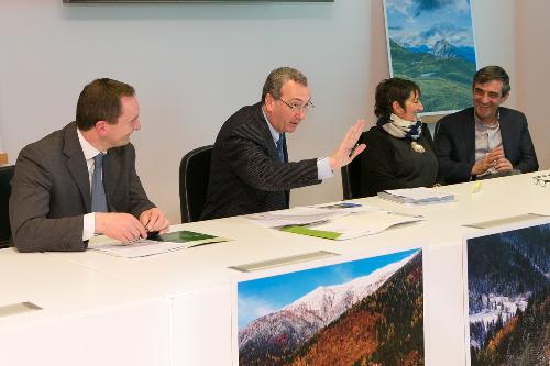 Daniele Petris (Presidente GAL Carnia "Euroleader"), Sergio Bolzonello (Vicepresidente Regione FVG e assessore Attività produttive, Commercio, Cooperazione, Risorse agricole e forestali), Attilo De Rovere (Edizioni Tabacco) e Ulderica Da Pozzo (Fotografa) alla presentazione della nuova App "CARNIA Mapp" dedicata alla promozione e valorizzazione dei percorsi turistici della Carnia - Udine 09/04/2015