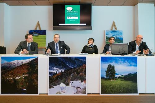 Daniele Petris (Presidente GAL Carnia "Euroleader"), Sergio Bolzonello (Vicepresidente Regione FVG e assessore Attività produttive, Commercio, Cooperazione, Risorse agricole e forestali), Attilo De Rovere (Edizioni Tabacco), Ulderica Da Pozzo (Fotografa) e Alessandro Specogna (Direttore commerciale Edizioni Tabacco) alla presentazione della nuova App "CARNIA Mapp" dedicata alla promozione e valorizzazione dei percorsi turistici della Carnia - Udine 09/04/2015