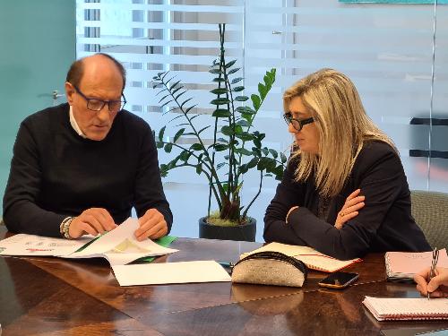 L'assessore Cristina Amirante con il direttore del Consorzio Ponte Rosso-Tagliamento Daniele Gerolin.