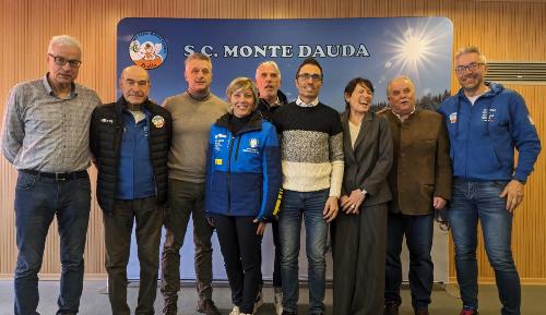 Un momento della presentazione con la rituale foto di gruppo