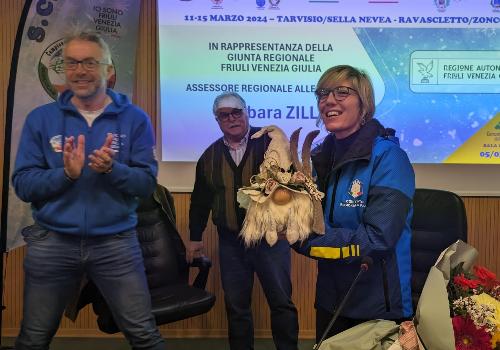 L'assessore Zilli viene omaggiata al termine della presentazione 