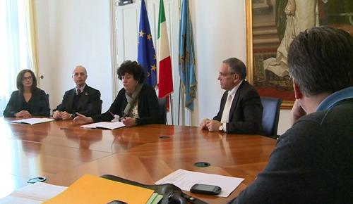 Roberto Zecchino (Direttore Risorse umane e Organizzazione Robert Bosch S.p.A. - Sud Europa) e Loredana Panariti (Assessore regionale Lavoro, Formazione, Istruzione, Pari Opportunità, Politiche giovanili, Ricerca e Università) alla sigla del Protocollo d'intesa per favorire il passaggio dei giovani dalla scuola al mondo del lavoro - Trieste 10/04/2015