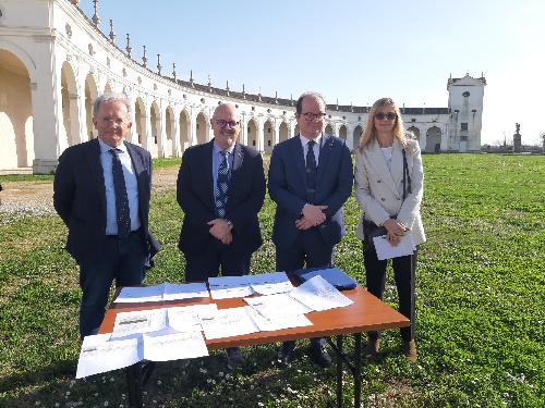 Da sinistra a destra: il Soprintendente Fvg Andrea Pessina, l'assessore regionale al Patrimonio Sebastiano Callari, il vice presidente con delega alla Cultura Mario Anzil, la direttrice centrale Cultura Anna Del Bianco