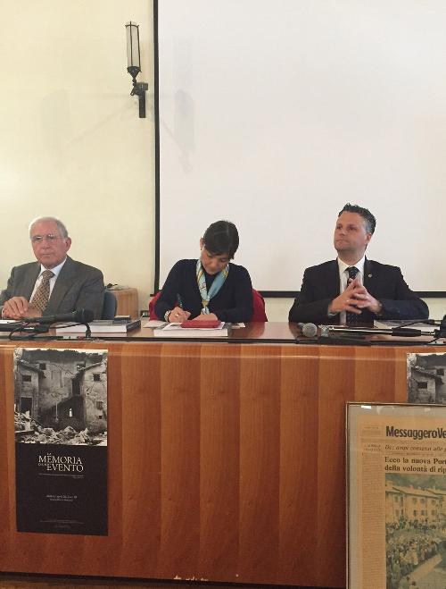 Debora Serracchiani (Presidente Regione Friuli Venezia Giulia) all'incontro con i sindaci dei 137 Comuni del terremoto del 1976, in Municipio - Venzone 11/04/2015