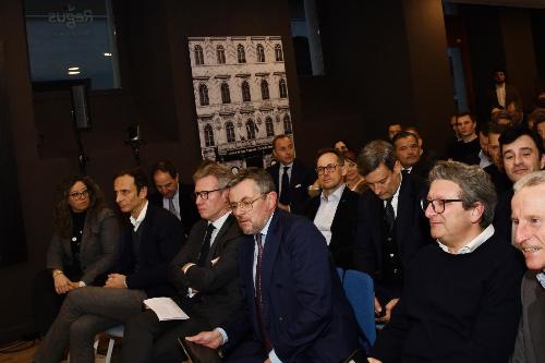 Il governatore Massimiliano Fedriga (secondo da sinistra) alla sala Regus di Trieste per il convegno sulla "Rigenerazione 4.0"