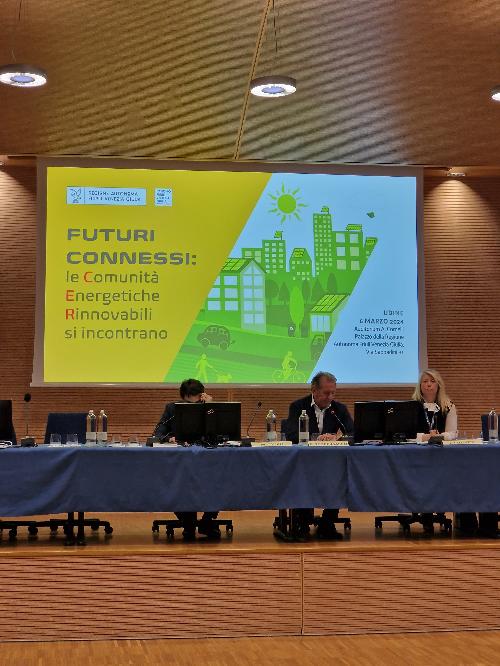 L'assessore Fabio Scoccimarro, al centro, durante il suo intervento sulle Comunità energetiche rinnovabili nell'auditorium della sede regionale a Udine.