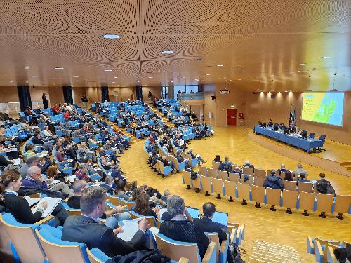 I partecipanti al convegno sulle Comunità energetiche nell'auditorium Comelli nella sede della Regione a Udine.