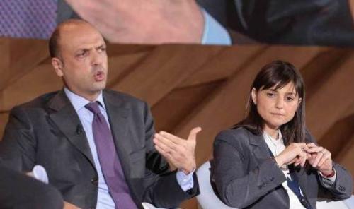 Il ministro dell'Interno Angelino Alfano e la presidente del Friuli Venezia Giulia Debora Serracchiani (Foto tratta da www.lanazione.it)