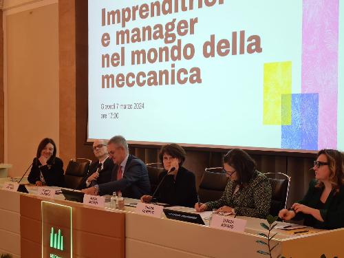 L'assessore regionale Alessia Rosolen (quarta da sinistra al tavolo) al convegno triestino su "Impreditrici e manager nel mondo della meccanica"