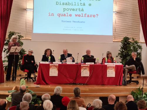 L'assessore Riccardo Riccardi, secondo da destra, nel suo intervento alla tavola rotanda sulle "Disabilità e poverta" a Pordenone.