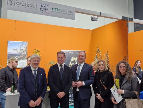 L'assessore alla Difesa dell'ambiente Fabio Scoccimarro (secondo da sinistra) allo stand dell'Ersa, l'Agenzia regionale per lo sviluppo rurale del Friuli Venezia Giulia.