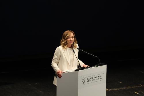 La presidente del Consiglio Giorgia Meloni sul palco del Teatro Verdi di Pordenone