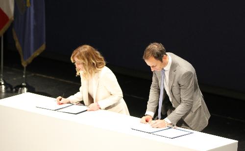 La presidente del Consiglio dei ministri Giorgia Meloni e il governatore del Fvg Massimiliano Fedriga durante la firma dell'Accordo di coesione