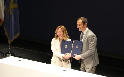 La presidente del Consiglio dei ministri Giorgia Meloni e il governatore del Fvg Massimiliano Fedriga sul palco del Teatro Verdi di Pordenone