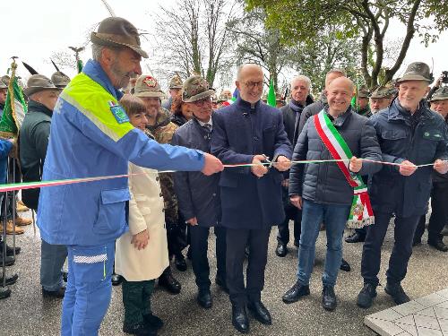 Taglio del nastro con l'assessore regionale con delega alla Protezione Civile, Riccardo Riccardi.