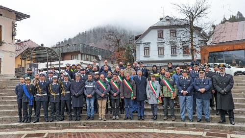 Foto di gruppo in piazza Unità d'Italia a Tarvisio 