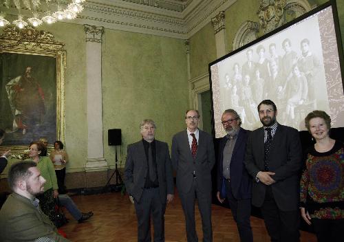 Gianfranco Boiani (Regista), Gianni Torrenti (Assessore regionale Cultura, Sport e Solidarietà), Giorgio Bianconi (Storico), Eliezer Shai Di Martino (Rabbino capo Comunità Ebraica Trieste) e Loredana Orbach all'anteprima nazionale del film documentario "La Resistenza degli Orbach", nel Salone di Rappresentanza del Palazzo della Regione FVG - Trieste 24/04/2015