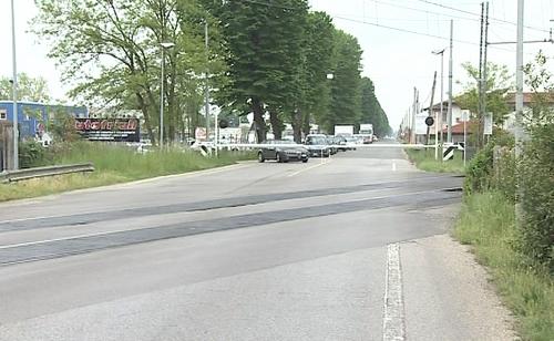 Passaggio a livello lungo la Strada Statale 13 Pontebbana, in località Santa Caterina - Pasian di Prato (UD) 27/04/2015