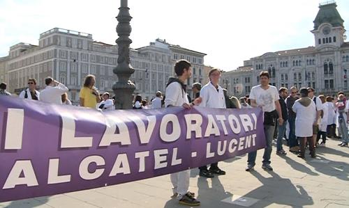 Manifestazione dei lavoratori di Alcatel-Lucent, in piazza Unità d'Italia - Trieste 25/04/2015