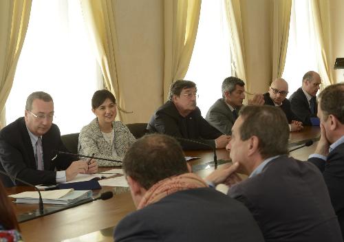 Sergio Bolzonello (Vicepresidente Regione FVG e assessore Attività produttive e Cooperazione) e Debora Serracchiani (Presidente Regione Friuli Venezia Giulia) incontrano le organizzazioni sindacali e i rappresentanti di Confcooperative, Legacoop e Associazione Generale Cooperative Italiane (AGCI) del FVG sulla vicenda della Cooperativa Carnica di consumo (CoopCa) - Trieste 29/04/2015