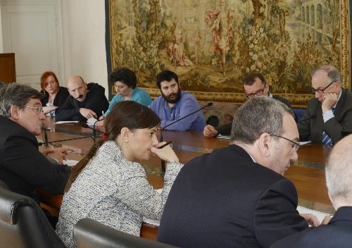 Debora Serracchiani (Presidente Regione Friuli Venezia Giulia) e Sergio Bolzonello (Vicepresidente Regione FVG e assessore Attività produttive e Cooperazione) incontrano le organizzazioni sindacali e i rappresentanti di Confcooperative, Legacoop e Associazione Generale Cooperative Italiane (AGCI) del FVG sulla vicenda della Cooperativa Carnica di consumo (CoopCa) - Trieste 29/04/2015