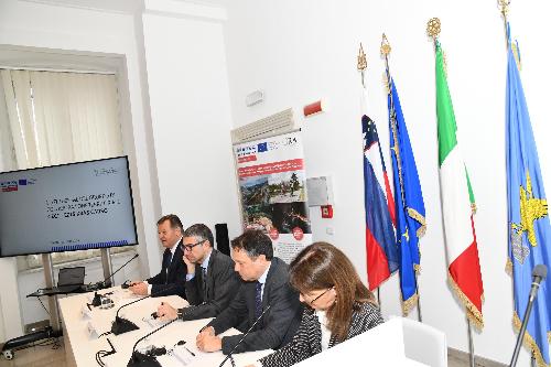 L'assessore Roberti con i ministri sloveni Arcon e Jevsek in occasione della firma della lettera di intenti per la costituzione del Gect Kras-Carso