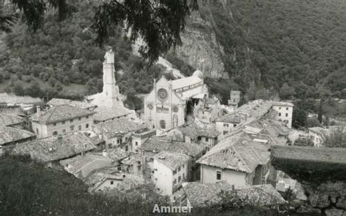 Veduta aerea di Gemona del Friuli dopo il terremoto del 6 maggio 1976 (Foto Ilo Battigelli in Archivio Multimediale della Memoria dell'Emigrazione Regionale-AMMER) 