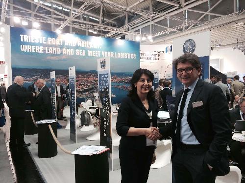 Mariagrazia Santoro (Assessore regionale Infrastrutture e Mobilità) e Zeno D'Agostino (Commissario Autorità Portuale Trieste) alla Fiera "Transport Logistic 2015" - Monaco di Baviera 06/05/2015 (Foto Autorità Portuale Trieste)