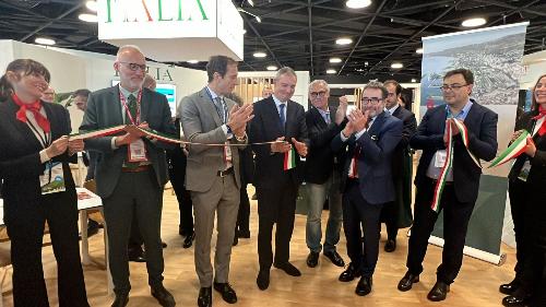 Al centro il governatore del Friuli Venezia Giulia Massimiliano Fedriga, alla sua destra il console Emilio Lolli e alla sua sinistra il Ceo di Rx France Michel Filzi