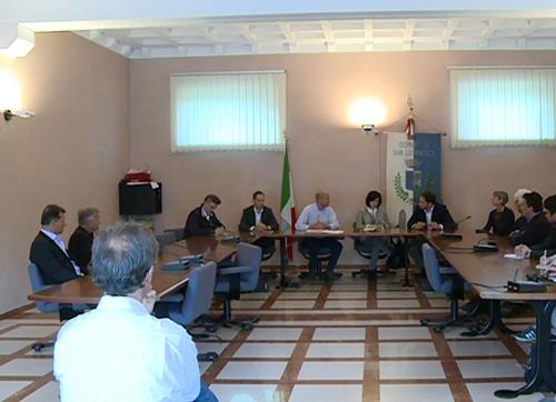 Sara Vito (Assessore regionale Ambiente ed Energia) all'incontro con amministratori locali sul problema della viabilità che collega l'area delle Cave di Pietra Piasentina, nei comuni di San Leonardo e San Pietro al Natisone, con le strade a fondo valle, in Municipio - San Leonardo 05/05/2015