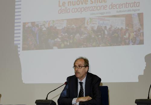 Gianni Torrenti (Assessore regionale Cultura, Sport e Solidarietà) al Forum "Le nuove sfide della Cooperazione decentrata" - Udine 08/05/201