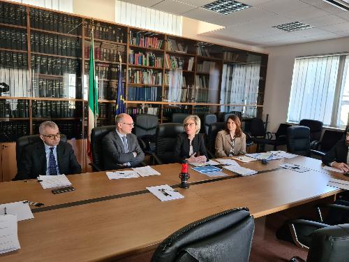 L'assessore alle Finanze Barbara Zilli, seconda da destra, durante l'incontro in Prefettura a Pordenone sullo stato avanzamento del Pnrr.
