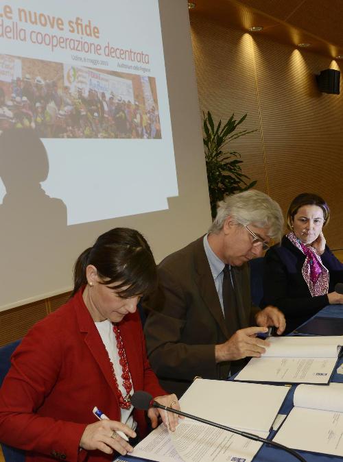Debora Serracchiani (Presidente Regione Friuli Venezia Giulia) alla firma delle "dichiarazioni d'intenti" con i rappresentanti del Programma per lo Sviluppo delle Nazioni Unite (UNDP) e l'Organizzazione delle Nazioni Unite per lo Sviluppo Industriale (UNIDO) - Udine 08/05/2015