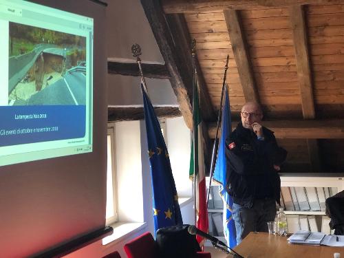 L'assessore regionale Riccardo Riccardi alla presentazione del progetto di consolidamento del ponte sul torrente Degano