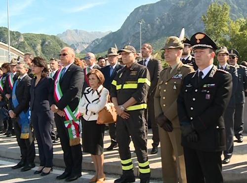 Fabrizio Pitton (Presidente Consiglio Provincia Udine), Mariagrazia Santoro (Assessore regionale Infrastrutture), Paolo Urbani (Sindaco Gemona) e Provvidenza Delfina Raimondo (Prefetto Udine) alle cerimonie di ricordo degli Alpini e dei Vigili del Fuoco morti portando soccorso ai terremotati del 6 maggio 1976 - Gemona del Friuli 09/05/2015