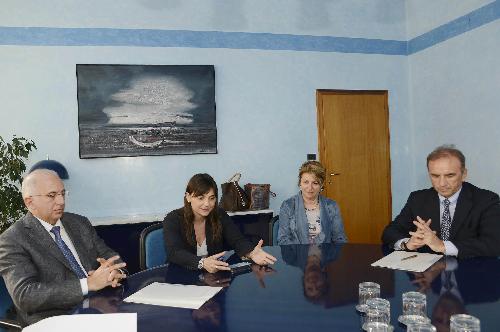 Gianluigi Scannapieco (Direttore generale Istituto materno infantile Burlo Garofolo Trieste), Debora Serracchiani (Presidente Regione Friuli Venezia Giulia), Maria Sandra Telesca (Assessore regionale Salute) e Mario Tubertini [Direttore generale Centro Riferimento Oncologico (CRO) Aviano], nella sede del Consiglio regionale - Trieste 11/05/2015