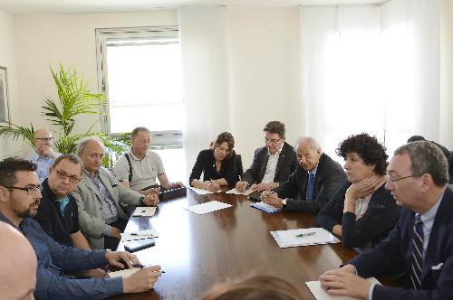 Sergio Bolzonello (Vicepresidente Regione FVG e assessore Attività produttive), Loredana Panariti (Assessore regionale Lavoro), Ettore Romoli ed Enrico Gherghetta (Sindaco e presidente Provincia Gorizia) e Ilaria Cecot (Assessore Lavoro Provincia Gorizia) con rappresentanti delle organizzazioni sindacali, confederali e di categoria, e dei lavoratori della SIAP, nella sede della Regione FVG di via San Francesco - Trieste 12/05/2015