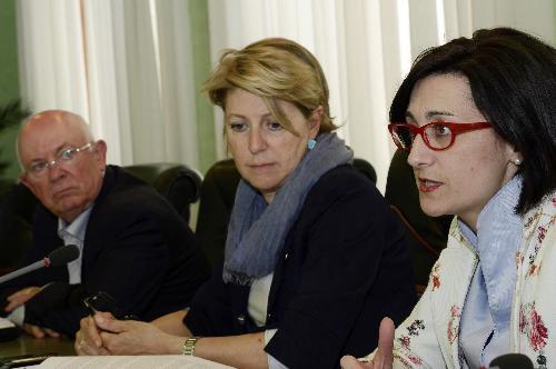 Fernando Della Ricca (Presidente Commissione regionale Amianto), Maria Sandra Telesca (Assessore regionale Salute) e Sara Vito (Assessore regionale Ambiente) alla conferenza stampa di presentazione della "VI Conferenza regionale sull'Amianto" (Trieste, 15 maggio), in Consiglio regionale - Trieste 13/05/2015