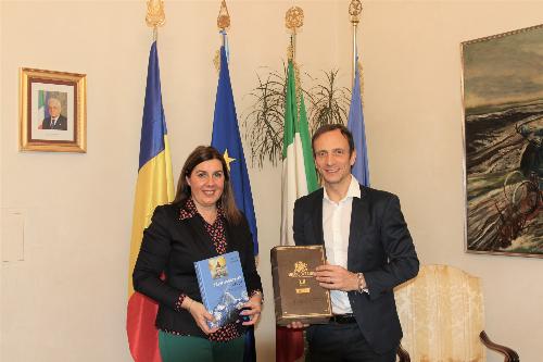 Il governatore Massimiliano Fedriga e la console generale di Romania Adina Lovin